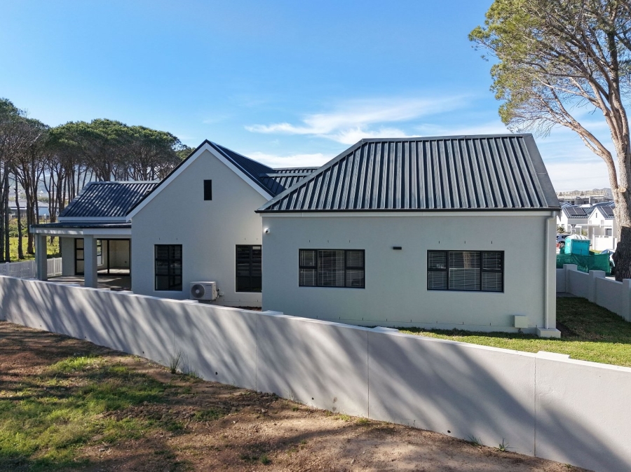 4 Bedroom Property for Sale in Mzuri Estate Western Cape